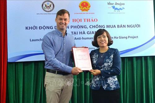 Lãnh đạo Sở Ngoại vụ Hà Giang trao Biên bản ghi nhớ thực hiện dự án “Phòng, chống múa bán người” tại Hà Giang giữa UBND tỉnh Hà Giang và Tổ chức BDCF. Ảnh: Thu Phương-TTXVN Lãnh đạo Sở Ngoại vụ Hà Giang trao Biên bản ghi nhớ thực hiện dự án “Phòng, chống múa bán người” tại Hà Giang giữa UBND tỉnh Hà Giang và Tổ chức BDCF. Ảnh: Thu Phương-TTXVN