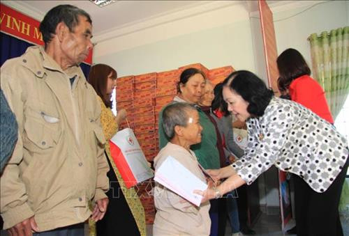 Đồng chí Trương Thị Mai tặng quà cho nhân dân các xã Liên Hiệp, N’ Thôn Ha, huyện Đức Trọng. Ảnh: Đặng Tuấn – TTXVN Đồng chí Trương Thị Mai tặng quà cho nhân dân các xã Liên Hiệp, N’ Thôn Ha, huyện Đức Trọng. Ảnh: Đặng Tuấn – TTXVN