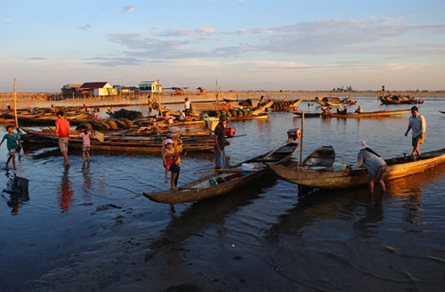 Thuyền cập bến Đầm Chuồn mang theo nhiều thuỷ hải sản đánh bắt được. Thuyền cập bến Đầm Chuồn mang theo nhiều thuỷ hải sản đánh bắt được.