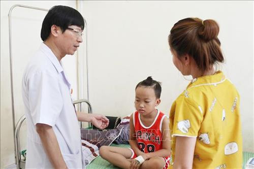 Bác sỹ Bệnh viện Sản Nhi Nghệ An tích cực điều trị bệnh nhân mắc bệnh Whitmore. Ảnh: Tá Chuyên - TTXVN Bác sỹ Bệnh viện Sản Nhi Nghệ An tích cực điều trị bệnh nhân mắc bệnh Whitmore. Ảnh: Tá Chuyên - TTXVN