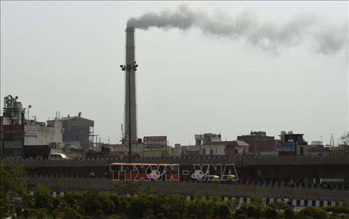 Khói bốc lên từ nhà máy nhiệt điện Badarpur ở thủ đô New Delhi, Ấn Độ. Ảnh: AFP/ TTXVN