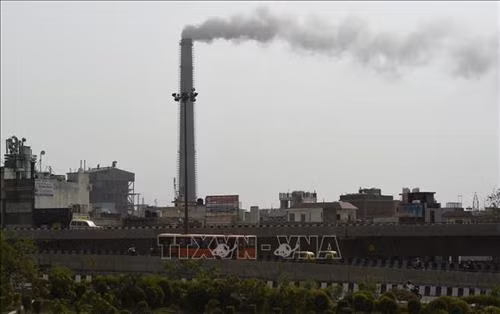 Khói bốc lên từ nhà máy nhiệt điện Badarpur ở thủ đô New Delhi, Ấn Độ. Ảnh: AFP/ TTXVN