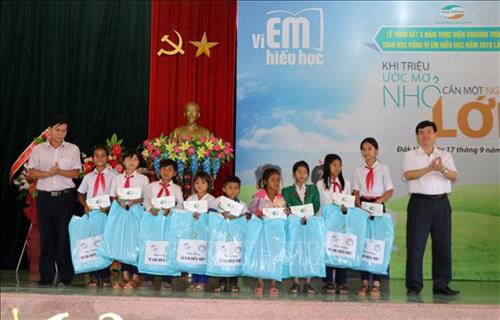 Trao học bổng cho các em học sinh nghèo hiếu học tại huyện Đăk Hà. Ảnh: Cao Nguyên - TTXVN