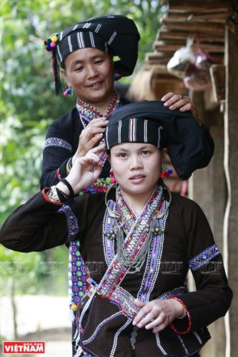 Người Lự và nét thời trang hiện đại trong trang phục truyền thống ảnh 6 Người Lự và nét thời trang hiện đại trong trang phục truyền thống ảnh 6