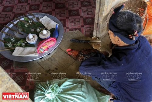 Cận cảnh mâm lễ vật cúng bản của người Cống. Mâm lễ vật này được chuẩn bị ở nhà thày mo. Thày mo làm lễ tại nhà trước khi lên vùng đất linh thiêng để làm lễ cúng bản. Người Cống rời nhà thày mo cùng lễ vật dâng lên hai vị thần nước và thần rừng. Ngoài đồ lễ được thày mo chuẩn bị, họ cũng mang theo gạo, gà và lợn để tế thần linh. Người Cống phát quang khu đất thiêng nơi có nguồn nước dẫn về bản. Trước khi làm lễ, trai bản dựng ngôi nhà nhỏ để đón thần linh về chứng kiến lễ cúng của họ. Thày mo đọc bài khấn đầu tiên trong lễ cúng để mời thần linh về cho dân bản làm lễ. Thày mo giết gà làm vật tế cầu vị thần linh che chở cho bản làng của họ được an lành. C huẩn bị đồ chín để cúng tạ ơn các vị thần. Trai bản giúp thày mo chuẩn bị lễ vật để làm lễ cúng. Thày mo rót rượu mời các vị thần sau khi thực hiện xong bài khấn. Xem bói từ gan là phần rất quan trọng của lễ cúng bản. Qua những đặc điểm của lá ga vừa tế thần, thày mo sẽ nói cho dân bản về kết quả của buổi lễ. Lễ cúng bản của người Cống chỉ dành cho đàn ông. Họ sẽ ăn uống theo cách thức cổ xưa như ông bà tổ tiên của họ ngay tại vùng đất thiêng của bản. Dấu hiệu cấm bản của người Cống. Từ lúc những “chiếc khiêng” này được cắm xuống, bản Nậm Pục sẽ nội bất xuất ngoại bất nhập. Cận cảnh mâm lễ vật cúng bản của người Cống. Mâm lễ vật này được chuẩn bị ở nhà thày mo. Thày mo làm lễ tại nhà trước khi lên vùng đất linh thiêng để làm lễ cúng bản. Người Cống rời nhà thày mo cùng lễ vật dâng lên hai vị thần nước và thần rừng. Ngoài đồ lễ được thày mo chuẩn bị, họ cũng mang theo gạo, gà và lợn để tế thần linh. Người Cống phát quang khu đất thiêng nơi có nguồn nước dẫn về bản. Trước khi làm lễ, trai bản dựng ngôi nhà nhỏ để đón thần linh về chứng kiến lễ cúng của họ. Thày mo đọc bài khấn đầu tiên trong lễ cúng để mời thần linh về cho dân bản làm lễ. Thày mo giết gà làm vật tế cầu vị thần linh che chở cho bản làng của họ được an lành. C huẩn bị đồ chín để cúng tạ ơn các vị thần. Trai bản giúp thày mo chuẩn bị lễ vật để làm lễ cúng. Thày mo rót rượu mời các vị thần sau khi thực hiện xong bài khấn. Xem bói từ gan là phần rất quan trọng của lễ cúng bản. Qua những đặc điểm của lá ga vừa tế thần, thày mo sẽ nói cho dân bản về kết quả của buổi lễ. Lễ cúng bản của người Cống chỉ dành cho đàn ông. Họ sẽ ăn uống theo cách thức cổ xưa như ông bà tổ tiên của họ ngay tại vùng đất thiêng của bản. Dấu hiệu cấm bản của người Cống. Từ lúc những “chiếc khiêng” này được cắm xuống, bản Nậm Pục sẽ nội bất xuất ngoại bất nhập.