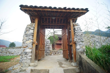 Nhà sàn này vốn là nhà văn hóa của bà con dân tộc thiểu số tại Mèo Vạc nên vào các ngày lễ, các hoạt động văn hóa vẫn diễn ra tại đây. Nhà sàn với tầng 1 là nơi ăn uống, trưng bày các sản vật của dân tộc Lô Lô và tầng hai là điểm ngủ nghỉ được chia cách bằng các rèm vải vừa lịch sự vừa kín đáo. Đằng trước là sân rất rộng. Sau khu nhà là bếp ăn và khu vệ sinh. Căn nhà sau khi sửa thêm nhiều bàn ghế và các vật dụng cần thiết. Tầng 1 trưng bày hai chiếc trống đồng cổ của dân tộc Lô Lô Bạn có thể ngồi uống cà phê ngắm cảnh trước hiên nhà. Hay thư giãn trong không gian thơm hương hoa hồng trên bờ rào đá lãng mạn. Các vị khách đến đây rất thích dùng cà phê ngoài sân và những buổi tiệc nướng BBQ ngắm trăng thanh. Bạn chỉ phải trả khoảng 100 nghìn đồng cho một chỗ ngủ, tắm giặt vệ sinh trong một ngày đêm. Tất cả đệm gối đều được làm đúng với hoa văn họa tiết của người Lô Lô. Từ Mèo Vạc sang Đồng Văn hay đi Lũng Phìn đều tiện đường Căn phòng nhỏ ngay tầng một. Nhà sàn này vốn là nhà văn hóa của bà con dân tộc thiểu số tại Mèo Vạc nên vào các ngày lễ, các hoạt động văn hóa vẫn diễn ra tại đây. Nhà sàn với tầng 1 là nơi ăn uống, trưng bày các sản vật của dân tộc Lô Lô và tầng hai là điểm ngủ nghỉ được chia cách bằng các rèm vải vừa lịch sự vừa kín đáo. Đằng trước là sân rất rộng. Sau khu nhà là bếp ăn và khu vệ sinh. Căn nhà sau khi sửa thêm nhiều bàn ghế và các vật dụng cần thiết. Tầng 1 trưng bày hai chiếc trống đồng cổ của dân tộc Lô Lô Bạn có thể ngồi uống cà phê ngắm cảnh trước hiên nhà. Hay thư giãn trong không gian thơm hương hoa hồng trên bờ rào đá lãng mạn. Các vị khách đến đây rất thích dùng cà phê ngoài sân và những buổi tiệc nướng BBQ ngắm trăng thanh. Bạn chỉ phải trả khoảng 100 nghìn đồng cho một chỗ ngủ, tắm giặt vệ sinh trong một ngày đêm. Tất cả đệm gối đều được làm đúng với hoa văn họa tiết của người Lô Lô. Từ Mèo Vạc sang Đồng Văn hay đi Lũng Phìn đều tiện đường Căn phòng nhỏ ngay tầng một.