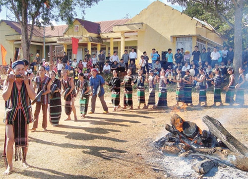 Đồng bào bon Bu Koh, xã Đắk R'tíh (Tuy Đức) trình diễn dân vũ trong Lễ hội Tach Năng Yo. Đồng bào bon Bu Koh, xã Đắk R'tíh (Tuy Đức) trình diễn dân vũ trong Lễ hội Tach Năng Yo.