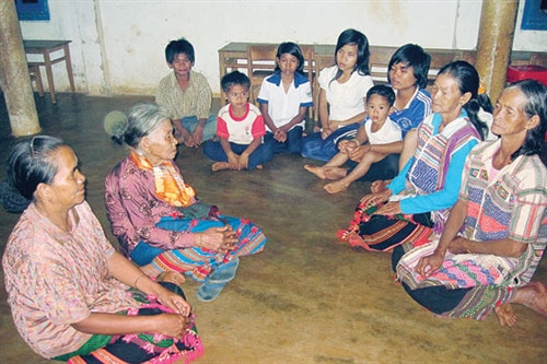 Các nghệ nhân bon Kala Dơng, xã Quảng Khê truyền dạy dân ca cho các em nhỏ. Các nghệ nhân bon Kala Dơng, xã Quảng Khê truyền dạy dân ca cho các em nhỏ.