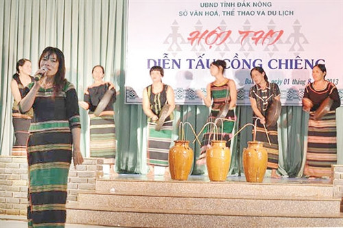 Đoàn nghệ nhân huyện Đắk Song thi hát dân ca tại Hội thi diễn tấu cồng chiêng. Đoàn nghệ nhân huyện Đắk Song thi hát dân ca tại Hội thi diễn tấu cồng chiêng.