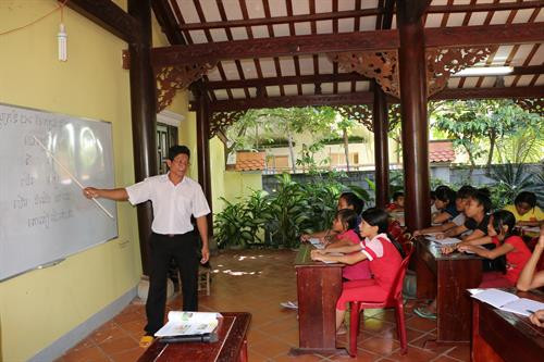 Thầy Danh Cộm đọc chữ cho các học viên