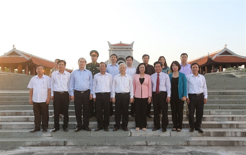 Tổng Bí thư Nguyễn Phú Trọng, Chủ tịch Ủy ban Trung ương Mặt trận Tổ quốc Việt Nam Nguyễn Thiện Nhân với các đại biểu tại Đài tưởng niệm Liệt sỹ huyện Đan Phượng. Ảnh: Trí Dũng - TTXVN