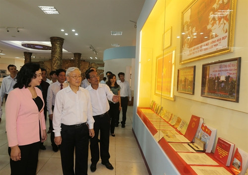 Tổng Bí thư Nguyễn Phú Trọng thăm Nhà truyền thống của huyện Đan Phượng. Ảnh: Trí Dũng - TTXVN