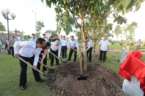 Tổng Bí thư Nguyễn Phú Trọng, Chủ tịch Ủy ban Trung ương Mặt trận Tổ quốc Việt Nam Nguyễn Thiện Nhân trồng cây lưu niệm tại Đài tưởng niệm Liệt sỹ huyện Đan Phượng. Ảnh: Trí Dũng – TTXVN