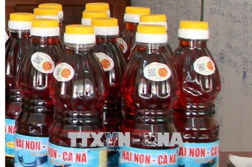 Sản phẩm “Nước mắm Cà Ná” được dán tem điện tử để truy xuất nguồn gốc xuất xứ. Ảnh: Công Thử - TTXVN Sản phẩm “Nước mắm Cà Ná” được dán tem điện tử để truy xuất nguồn gốc xuất xứ. Ảnh: Công Thử - TTXVN