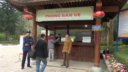 Khoảng hơn 700 du khách đến tham quan danh thắng, di tích quốc gia Yên Tử trong sáng 1/1. Ảnh: Trung Nguyên