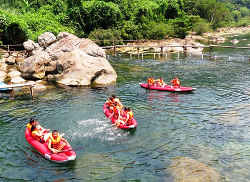 Du khách bơi thuyền kayak ở trên suối Nước Moọc. Du khách bơi thuyền kayak ở trên suối Nước Moọc.