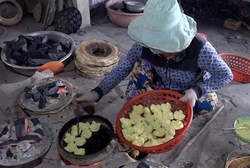 Công đoạn đúc bánh. Ảnh: Phước Ngọc - TTXVN Công đoạn đúc bánh. Ảnh: Phước Ngọc - TTXVN