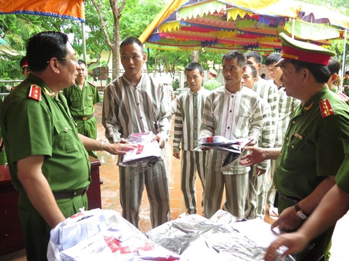 Các phạm nhân được đặc xá tha tù trước thời hạn tại trại giam số 6 Bộ Công An (đóng tại xã Hạnh Lâm, huyện Thanh Cương, tỉnh Nghệ An) nhận quần áo, tư trang để về đoàn tụ với gia đình. Ảnh: Nguyễn Văn Nhật- TTXVN Các phạm nhân được đặc xá tha tù trước thời hạn tại trại giam số 6 Bộ Công An (đóng tại xã Hạnh Lâm, huyện Thanh Cương, tỉnh Nghệ An) nhận quần áo, tư trang để về đoàn tụ với gia đình. Ảnh: Nguyễn Văn Nhật- TTXVN