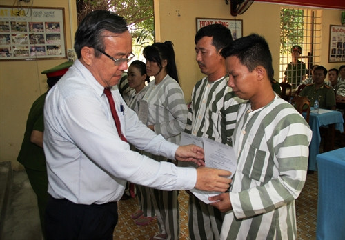 Lãnh đạo tỉnh Tây Ninh trao quyết định đặc xá tha tù cho các phạm nhân cải tạo tốt tại Trại tạm giam Công an tỉnh Tây Ninh: Lê Đức Hoảnh- TTXVN Lãnh đạo tỉnh Tây Ninh trao quyết định đặc xá tha tù cho các phạm nhân cải tạo tốt tại Trại tạm giam Công an tỉnh Tây Ninh: Lê Đức Hoảnh- TTXVN