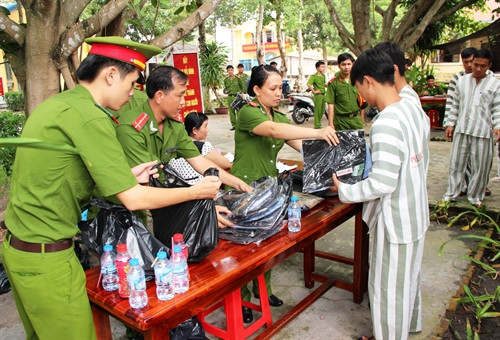 Cán bộ Trại tạm giam Công an tỉnh Tây Ninh cấp phát giấy tờ, tiền, quần áo, giầy dép cho các phạm nhân được đặc xá về đoàn tụ với gia đình. Ảnh: Lê Đức Hoảnh- TTXVN Cán bộ Trại tạm giam Công an tỉnh Tây Ninh cấp phát giấy tờ, tiền, quần áo, giầy dép cho các phạm nhân được đặc xá về đoàn tụ với gia đình. Ảnh: Lê Đức Hoảnh- TTXVN