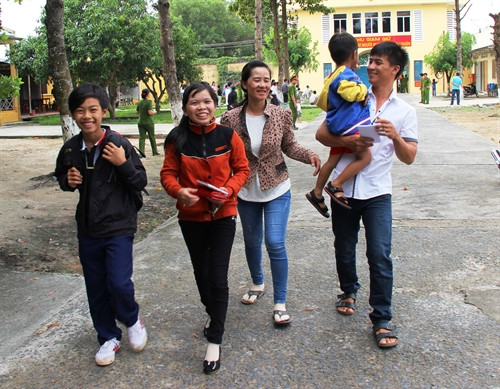 Niềm vui của pham nhân được đặc xá (người bế con) khi được đoàn tụ cùng với gia đình ở Tây Ninh. Ảnh: Lê Đức Hoảnh- TTXVN Niềm vui của pham nhân được đặc xá (người bế con) khi được đoàn tụ cùng với gia đình ở Tây Ninh. Ảnh: Lê Đức Hoảnh- TTXVN