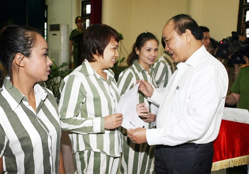 Sáng 31/8/2015, đồng chí Nguyễn Xuân Phúc, Ủy viên Bộ Chính trị, Phó Thủ tướng Chính phủ, Chủ tịch Hội đồng tư vấn đặc xá Trung ương đến dự Lễ công bố Quyết định đặc xá của Chủ tịch nước năm 2015 tại Trại giam Thanh Xuân (Bộ Công an), thuộc địa bàn huyện Quốc Oai (Hà Nội). Trong ảnh: Phó Thủ tướng Nguyễn Xuân Phúc trao Quyết định đặc xá của Chủ tịch nước cho người được đặc xá. Ảnh: Phạm Kiên - TTXVN Sáng 31/8/2015, đồng chí Nguyễn Xuân Phúc, Ủy viên Bộ Chính trị, Phó Thủ tướng Chính phủ, Chủ tịch Hội đồng tư vấn đặc xá Trung ương đến dự Lễ công bố Quyết định đặc xá của Chủ tịch nước năm 2015 tại Trại giam Thanh Xuân (Bộ Công an), thuộc địa bàn huyện Quốc Oai (Hà Nội). Trong ảnh: Phó Thủ tướng Nguyễn Xuân Phúc trao Quyết định đặc xá của Chủ tịch nước cho người được đặc xá. Ảnh: Phạm Kiên - TTXVN