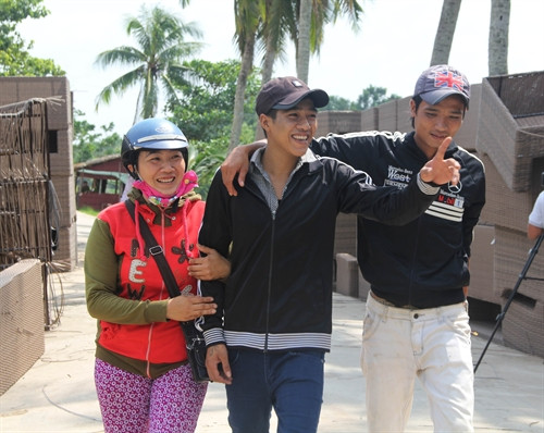 Nụ cười hạnh phúc của một phạm nhân (giữa) tại Trại giam Kênh 7 đóng tại huyện An Biên, tỉnh Kiên Giang sau khi được đặc xá về đoàn tụ với gia đình. Ảnh; Bùi Như Trường Giang- TTXVN Nụ cười hạnh phúc của một phạm nhân (giữa) tại Trại giam Kênh 7 đóng tại huyện An Biên, tỉnh Kiên Giang sau khi được đặc xá về đoàn tụ với gia đình. Ảnh; Bùi Như Trường Giang- TTXVN