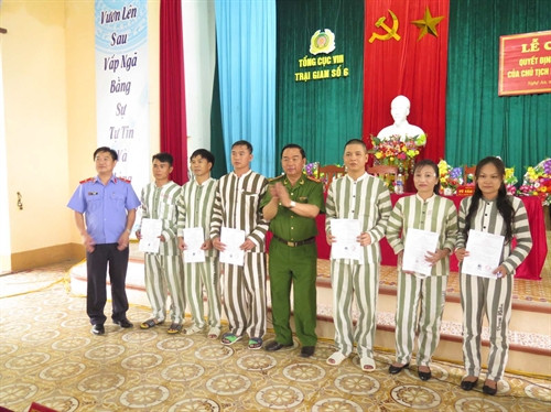Giám thị trại giam số 6 (Bộ Công An) và các cơ quan chức năng trao quyết định đặc xá tha tù trước thời hạn cho các phạm nhân cải tạo tốt, nhân dịp Quốc khánh 2/9. Ảnh: Nguyễn Văn Nhật- TTXVN Giám thị trại giam số 6 (Bộ Công An) và các cơ quan chức năng trao quyết định đặc xá tha tù trước thời hạn cho các phạm nhân cải tạo tốt, nhân dịp Quốc khánh 2/9. Ảnh: Nguyễn Văn Nhật- TTXVN