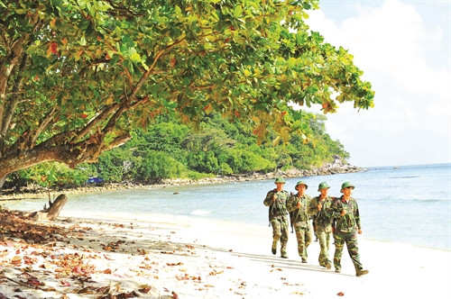 Các chiến sĩ Trung đoàn 152 đảo Thổ Chu tuần tra canh gác biển đảo Các chiến sĩ Trung đoàn 152 đảo Thổ Chu tuần tra canh gác biển đảo