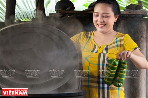 Công đoạn luộc phải đảm bảo bánh vừa chín tới để bánh tét lá cẩm cho hương vị hoàn hảo.