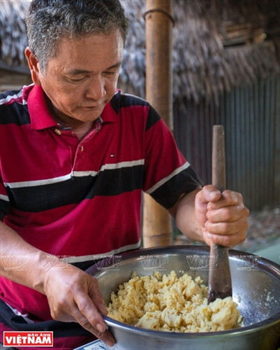 Công đoạn giã nhuyễn đâu xanh kết hợp với chuối chín, trứng muối để làm nhân bánh.