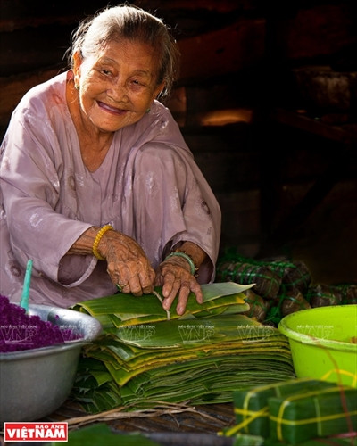 Nghệ nhân Huỳnh Thị Trọng là người đã tạo ra nghề gói bánh tét lá cẩm nổi tiếng ở vùng Tây Đô.