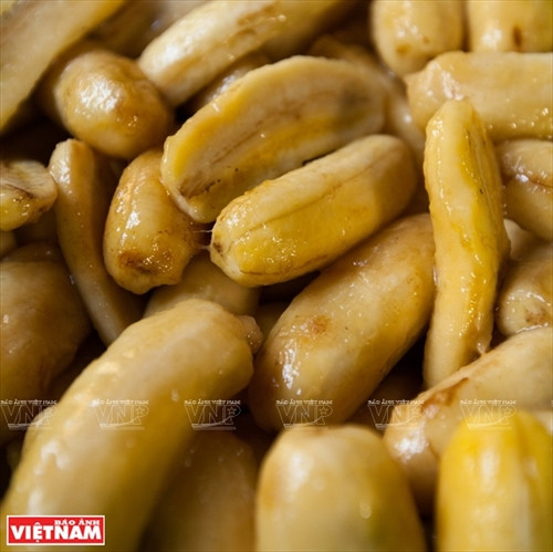 Theo nghệ nhân Huỳnh Thị Trọng cho biết, nhân bánh tét lá cẩm làm bằng chuối chín sẽ cho vị ngọt và thơm.