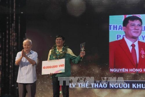 Trao danh hiệu Huấn luyện viên thể thao người khuyết tật tiêu biểu cho huấn luyện viên Nguyễn Hồng Phúc. Ảnh: Xuân Dự - TTXVN