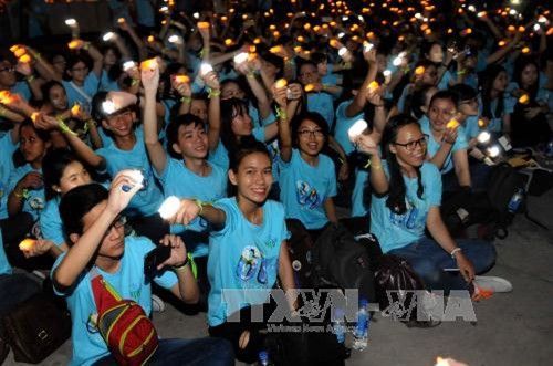 Đông đảo thanh niên, sinh viên tình nguyện tham gia đêm sự kiện. Ảnh: An Hiếu - TTXVN Đông đảo thanh niên, sinh viên tình nguyện tham gia đêm sự kiện. Ảnh: An Hiếu - TTXVN