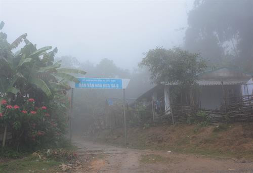 Bản Hua Sa B, xã Tỏa Tình chìm trong sương mù, giá rét. Ảnh: Văn Dũng - TTXVN Bản Hua Sa B, xã Tỏa Tình chìm trong sương mù, giá rét. Ảnh: Văn Dũng - TTXVN