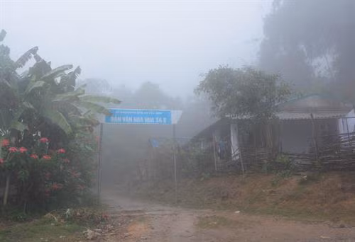 Bản Hua Sa B, xã Tỏa Tình chìm trong sương mù, giá rét. Ảnh: Văn Dũng - TTXVN