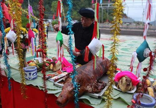 Quang cảnh nghi thức lễ cúng còn. Ảnh: Quý Trung – TTXVN Các lễ vật cùng những quả còn với đủ sắc màu chuẩn bị cho lễ cúng còn, một trong những nghi thức của Lễ hội Ném còn ba nước Việt - Lào – Trung. Ảnh: Quý Trung – TTXVN Đại diện cho các đoàn tham gia Lễ hội ném con truyền tay nhau cây tre có tâm vòng tròn, một trong những dụng cụ trong trò chơi ném còn tại lễ cúng. Ảnh: Quý Trung – TTXVN Quang cảnh nghi thức lễ cúng còn. Ảnh: Quý Trung – TTXVN Các lễ vật cùng những quả còn với đủ sắc màu chuẩn bị cho lễ cúng còn, một trong những nghi thức của Lễ hội Ném còn ba nước Việt - Lào – Trung. Ảnh: Quý Trung – TTXVN Đại diện cho các đoàn tham gia Lễ hội ném con truyền tay nhau cây tre có tâm vòng tròn, một trong những dụng cụ trong trò chơi ném còn tại lễ cúng. Ảnh: Quý Trung – TTXVN