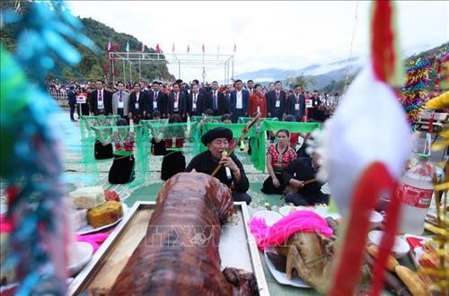 Quang cảnh nghi thức lễ cúng còn. Ảnh: Quý Trung – TTXVN Các lễ vật cùng những quả còn với đủ sắc màu chuẩn bị cho lễ cúng còn, một trong những nghi thức của Lễ hội Ném còn ba nước Việt - Lào – Trung. Ảnh: Quý Trung – TTXVN Đại diện cho các đoàn tham gia Lễ hội ném con truyền tay nhau cây tre có tâm vòng tròn, một trong những dụng cụ trong trò chơi ném còn tại lễ cúng. Ảnh: Quý Trung – TTXVN Quang cảnh nghi thức lễ cúng còn. Ảnh: Quý Trung – TTXVN Các lễ vật cùng những quả còn với đủ sắc màu chuẩn bị cho lễ cúng còn, một trong những nghi thức của Lễ hội Ném còn ba nước Việt - Lào – Trung. Ảnh: Quý Trung – TTXVN Đại diện cho các đoàn tham gia Lễ hội ném con truyền tay nhau cây tre có tâm vòng tròn, một trong những dụng cụ trong trò chơi ném còn tại lễ cúng. Ảnh: Quý Trung – TTXVN