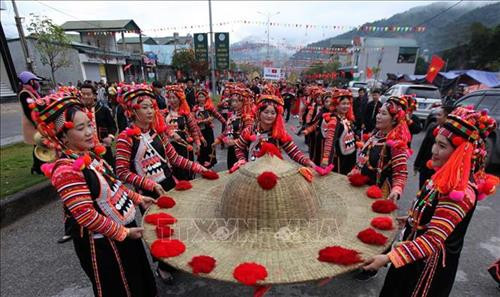 Điệu múa của các diễn viên, vận động viên của đoàn Trung Quốc trong Lễ hội đường phố. Ảnh: Quý Trung – TTXVN Các diễn viên, vận động viên tham gia Lễ hội đường phố của dân tộc Hà Nhì, huyện Mường Tè, Lai Châu. Ảnh: Quý Trung – TTXVN Các vận động viên, diễn viên các dân tộc tham gia Lễ hội đường phố trong khuôn khổ Lễ hội ném còn. Ảnh: Quý Trung - TTXVN Tiết mục biểu diễn văn nghệ chào mừng Lễ hội ném còn ba nước tại lễ khai mạc. Ảnh: Quý Trung – TTXVN Điệu múa của các diễn viên, vận động viên của đoàn Trung Quốc trong Lễ hội đường phố. Ảnh: Quý Trung – TTXVN Các diễn viên, vận động viên tham gia Lễ hội đường phố của dân tộc Hà Nhì, huyện Mường Tè, Lai Châu. Ảnh: Quý Trung – TTXVN Các vận động viên, diễn viên các dân tộc tham gia Lễ hội đường phố trong khuôn khổ Lễ hội ném còn. Ảnh: Quý Trung - TTXVN Tiết mục biểu diễn văn nghệ chào mừng Lễ hội ném còn ba nước tại lễ khai mạc. Ảnh: Quý Trung – TTXVN