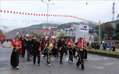 Điệu múa của các diễn viên, vận động viên của đoàn Trung Quốc trong Lễ hội đường phố. Ảnh: Quý Trung – TTXVN Các diễn viên, vận động viên tham gia Lễ hội đường phố của dân tộc Hà Nhì, huyện Mường Tè, Lai Châu. Ảnh: Quý Trung – TTXVN Các vận động viên, diễn viên các dân tộc tham gia Lễ hội đường phố trong khuôn khổ Lễ hội ném còn. Ảnh: Quý Trung - TTXVN Tiết mục biểu diễn văn nghệ chào mừng Lễ hội ném còn ba nước tại lễ khai mạc. Ảnh: Quý Trung – TTXVN Điệu múa của các diễn viên, vận động viên của đoàn Trung Quốc trong Lễ hội đường phố. Ảnh: Quý Trung – TTXVN Các diễn viên, vận động viên tham gia Lễ hội đường phố của dân tộc Hà Nhì, huyện Mường Tè, Lai Châu. Ảnh: Quý Trung – TTXVN Các vận động viên, diễn viên các dân tộc tham gia Lễ hội đường phố trong khuôn khổ Lễ hội ném còn. Ảnh: Quý Trung - TTXVN Tiết mục biểu diễn văn nghệ chào mừng Lễ hội ném còn ba nước tại lễ khai mạc. Ảnh: Quý Trung – TTXVN