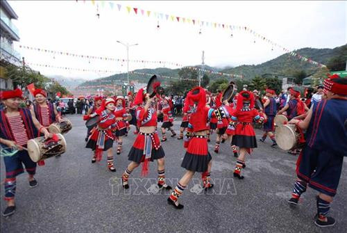 Điệu múa của các diễn viên, vận động viên của đoàn Trung Quốc trong Lễ hội đường phố. Ảnh: Quý Trung – TTXVN Các diễn viên, vận động viên tham gia Lễ hội đường phố của dân tộc Hà Nhì, huyện Mường Tè, Lai Châu. Ảnh: Quý Trung – TTXVN Các vận động viên, diễn viên các dân tộc tham gia Lễ hội đường phố trong khuôn khổ Lễ hội ném còn. Ảnh: Quý Trung - TTXVN Tiết mục biểu diễn văn nghệ chào mừng Lễ hội ném còn ba nước tại lễ khai mạc. Ảnh: Quý Trung – TTXVN Điệu múa của các diễn viên, vận động viên của đoàn Trung Quốc trong Lễ hội đường phố. Ảnh: Quý Trung – TTXVN Các diễn viên, vận động viên tham gia Lễ hội đường phố của dân tộc Hà Nhì, huyện Mường Tè, Lai Châu. Ảnh: Quý Trung – TTXVN Các vận động viên, diễn viên các dân tộc tham gia Lễ hội đường phố trong khuôn khổ Lễ hội ném còn. Ảnh: Quý Trung - TTXVN Tiết mục biểu diễn văn nghệ chào mừng Lễ hội ném còn ba nước tại lễ khai mạc. Ảnh: Quý Trung – TTXVN