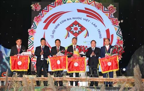 Chủ tịch UBND huyện Mường Tè Mai Văn Thạch phát biểu khai mạc lễ hội. Ảnh: Quý Trung – TTXVN Ban Tổ chức trao vật kỷ niệm quả ném còn cho các đoàn tham gia lễ hội ném còn ba nước Việt Nam – Lào – Trung Quốc. Ảnh: Quý Trung – TTXVN Chủ tịch UBND huyện Mường Tè Mai Văn Thạch phát biểu khai mạc lễ hội. Ảnh: Quý Trung – TTXVN Ban Tổ chức trao vật kỷ niệm quả ném còn cho các đoàn tham gia lễ hội ném còn ba nước Việt Nam – Lào – Trung Quốc. Ảnh: Quý Trung – TTXVN