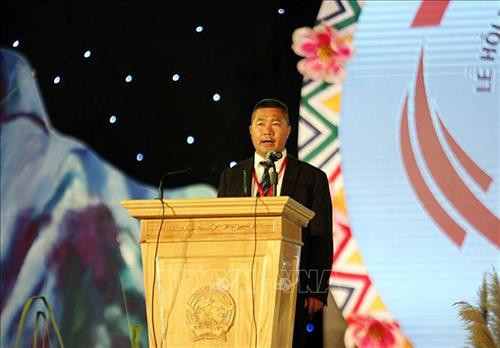 Đồng chí Hoàng Kiến Phúc, Thường vụ Huyện ủy, Trưởng ban Công tác Mặt trận Thống nhất huyện Giang Thành, tỉnh Vân Nam (Trung Quốc) phát biểu. Ảnh: Quý Trung – TTXVN Đồng chí Hoàng Kiến Phúc, Thường vụ Huyện ủy, Trưởng ban Công tác Mặt trận Thống nhất huyện Giang Thành, tỉnh Vân Nam (Trung Quốc) phát biểu. Ảnh: Quý Trung – TTXVN