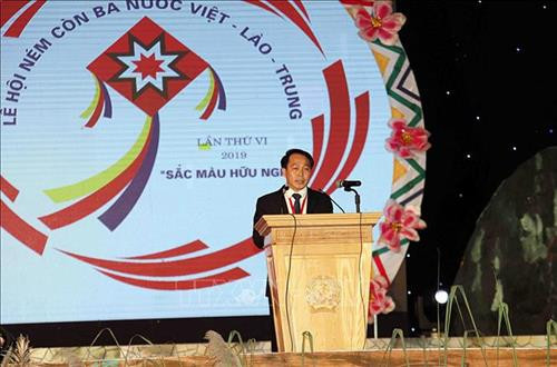 Chủ tịch UBND huyện Mường Tè Mai Văn Thạch phát biểu khai mạc lễ hội. Ảnh: Quý Trung – TTXVN Ban Tổ chức trao vật kỷ niệm quả ném còn cho các đoàn tham gia lễ hội ném còn ba nước Việt Nam – Lào – Trung Quốc. Ảnh: Quý Trung – TTXVN Chủ tịch UBND huyện Mường Tè Mai Văn Thạch phát biểu khai mạc lễ hội. Ảnh: Quý Trung – TTXVN Ban Tổ chức trao vật kỷ niệm quả ném còn cho các đoàn tham gia lễ hội ném còn ba nước Việt Nam – Lào – Trung Quốc. Ảnh: Quý Trung – TTXVN