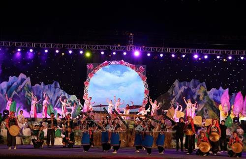 Điệu múa của các diễn viên, vận động viên của đoàn Trung Quốc trong Lễ hội đường phố. Ảnh: Quý Trung – TTXVN Các diễn viên, vận động viên tham gia Lễ hội đường phố của dân tộc Hà Nhì, huyện Mường Tè, Lai Châu. Ảnh: Quý Trung – TTXVN Các vận động viên, diễn viên các dân tộc tham gia Lễ hội đường phố trong khuôn khổ Lễ hội ném còn. Ảnh: Quý Trung - TTXVN Tiết mục biểu diễn văn nghệ chào mừng Lễ hội ném còn ba nước tại lễ khai mạc. Ảnh: Quý Trung – TTXVN Điệu múa của các diễn viên, vận động viên của đoàn Trung Quốc trong Lễ hội đường phố. Ảnh: Quý Trung – TTXVN Các diễn viên, vận động viên tham gia Lễ hội đường phố của dân tộc Hà Nhì, huyện Mường Tè, Lai Châu. Ảnh: Quý Trung – TTXVN Các vận động viên, diễn viên các dân tộc tham gia Lễ hội đường phố trong khuôn khổ Lễ hội ném còn. Ảnh: Quý Trung - TTXVN Tiết mục biểu diễn văn nghệ chào mừng Lễ hội ném còn ba nước tại lễ khai mạc. Ảnh: Quý Trung – TTXVN