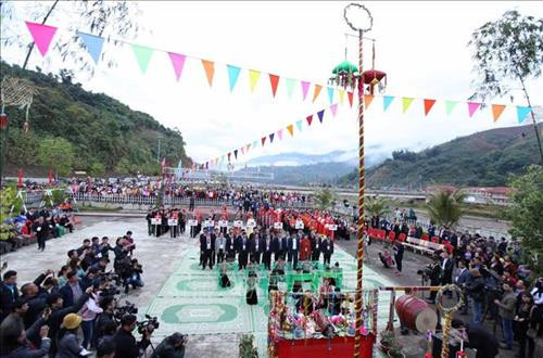 Quang cảnh nghi thức lễ cúng còn. Ảnh: Quý Trung – TTXVN Các lễ vật cùng những quả còn với đủ sắc màu chuẩn bị cho lễ cúng còn, một trong những nghi thức của Lễ hội Ném còn ba nước Việt - Lào – Trung. Ảnh: Quý Trung – TTXVN Đại diện cho các đoàn tham gia Lễ hội ném con truyền tay nhau cây tre có tâm vòng tròn, một trong những dụng cụ trong trò chơi ném còn tại lễ cúng. Ảnh: Quý Trung – TTXVN Quang cảnh nghi thức lễ cúng còn. Ảnh: Quý Trung – TTXVN Các lễ vật cùng những quả còn với đủ sắc màu chuẩn bị cho lễ cúng còn, một trong những nghi thức của Lễ hội Ném còn ba nước Việt - Lào – Trung. Ảnh: Quý Trung – TTXVN Đại diện cho các đoàn tham gia Lễ hội ném con truyền tay nhau cây tre có tâm vòng tròn, một trong những dụng cụ trong trò chơi ném còn tại lễ cúng. Ảnh: Quý Trung – TTXVN