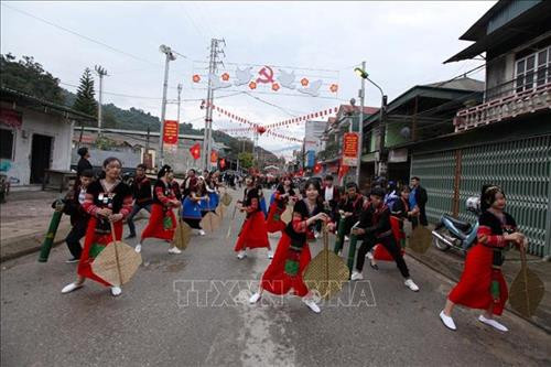 Điệu múa của các diễn viên, vận động viên dân tộc Si La trong Lễ hội đường phố. Ảnh: Quý Trung – TTXVN Điệu múa của các diễn viên, vận động viên dân tộc Si La trong Lễ hội đường phố. Ảnh: Quý Trung – TTXVN