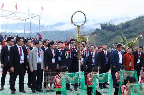 Quang cảnh nghi thức lễ cúng còn. Ảnh: Quý Trung – TTXVN Các lễ vật cùng những quả còn với đủ sắc màu chuẩn bị cho lễ cúng còn, một trong những nghi thức của Lễ hội Ném còn ba nước Việt - Lào – Trung. Ảnh: Quý Trung – TTXVN Đại diện cho các đoàn tham gia Lễ hội ném con truyền tay nhau cây tre có tâm vòng tròn, một trong những dụng cụ trong trò chơi ném còn tại lễ cúng. Ảnh: Quý Trung – TTXVN Quang cảnh nghi thức lễ cúng còn. Ảnh: Quý Trung – TTXVN Các lễ vật cùng những quả còn với đủ sắc màu chuẩn bị cho lễ cúng còn, một trong những nghi thức của Lễ hội Ném còn ba nước Việt - Lào – Trung. Ảnh: Quý Trung – TTXVN Đại diện cho các đoàn tham gia Lễ hội ném con truyền tay nhau cây tre có tâm vòng tròn, một trong những dụng cụ trong trò chơi ném còn tại lễ cúng. Ảnh: Quý Trung – TTXVN