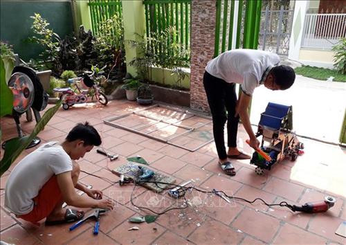 Nguyễn Hữu Thực và Trần Hoàng Nguyên chế tạo mô hình máy điều khiển tự động thu gom nông sản. Ảnh: Nguyễn Thành – TTXVN Nguyễn Hữu Thực và Trần Hoàng Nguyên chế tạo mô hình máy điều khiển tự động thu gom nông sản. Ảnh: Nguyễn Thành – TTXVN